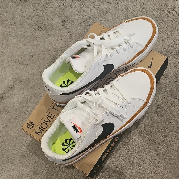 Nike White and Brown Sneakers Classic Design - Picture 4 of 6